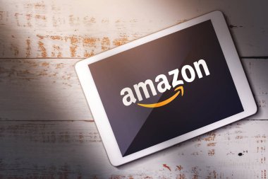 MLAGA - SPAIN - 21 Aralık 2022: Amazon logolu dijital tabletin en üst görüntüsü. Amazon dünyadaki en büyük çevrimiçi perakendecidir..