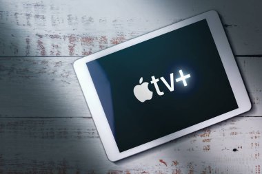 MLAGA - SPAIN - 21 Aralık 2022: Apple TV Plus logolu dijital tabletin en üst görüntüsü ekranda. Video yayınlama abonelik servisi.