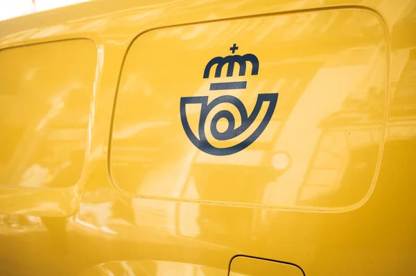 Malaga, İspanya - 05 Mart 2023: Correos aracının logosu. İspanya Posta Ofisi Correos posta dağıtıyor.