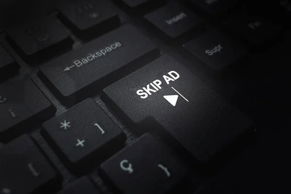 ボタンの スキップAd テキストでコンピュータのキーボードを閉じます 広告コンセプト ビデオでAdをスキップ — ストック写真