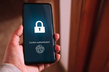 Biyometrik doğrulama konsepti. Parmak izi taramalı akıllı telefon. Parmak izlerinden şifreye eriş. Teknoloji güvenlik sistemi.