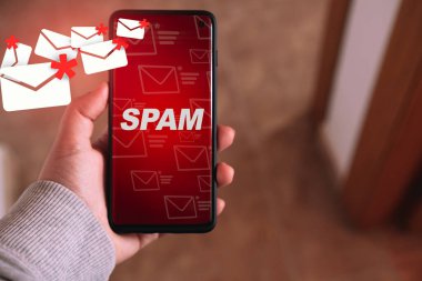 Akıllı telefonunda posta spam 'i gösteren bir kadın. İletişim işi teknolojisi. Çöp postalarını internet siber güvenliğinden koru.