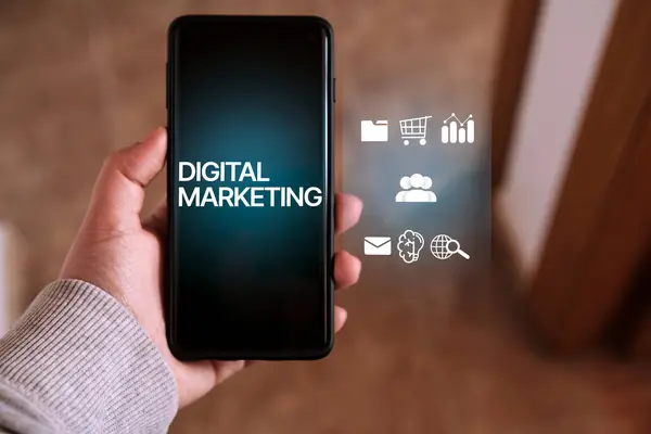 Donna Usign Smartphone Con Digital Marketing Sullo Schermo Interfaccia Concetto — Foto Stock
