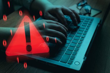Bilgisayarda siber saldırıları çözen kadın. Uzlaşmacı bilgi konsepti. Kötü niyetli yazılım, virüs, siber suçlar. Hackerlar hakkında uyarı. Siber güvenlik savunmasızlığı. Veri ihlali.