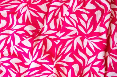 Arka plan ve fotokopi alanı için Magenta çiçekli kumaş deseni. Eflatun bluzun üzerindeki güzel çiçek deseni desenli. Klasik tasarım. Fotoğrafı kapat. Yaz titreşimleri.