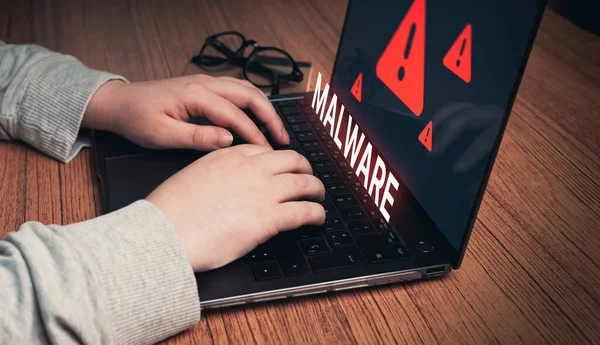 Mulher Usando Laptop Com Alerta Malware Virtual Sistema Hackeado Conceito — Fotografia de Stock