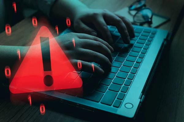 Bilgisayarda siber saldırıları çözen kadın. Uzlaşmacı bilgi konsepti. Kötü niyetli yazılım, virüs, siber suçlar. Hackerlar hakkında uyarı. Siber güvenlik savunmasızlığı. Veri ihlali.