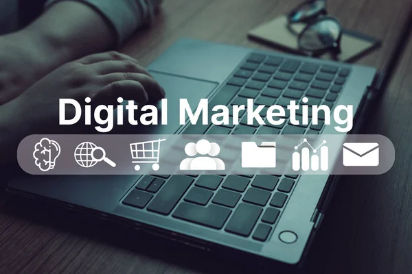 Vrouw Gebruik Laptop Met Digital Marketing Interface Digitale Marketing Technologie — Stockfoto