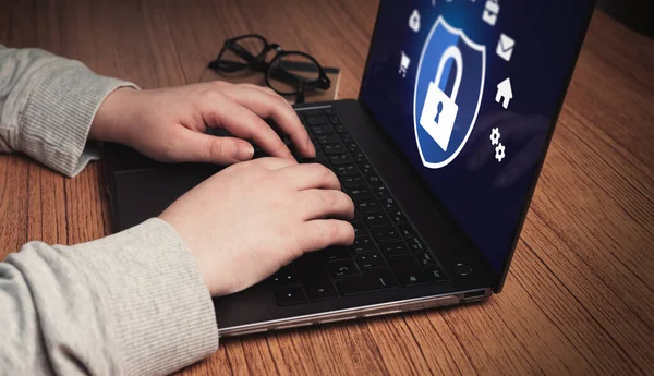 Žena Používá Laptop Digitálním Zabezpečovacím Rozhraním Koncept Kybernetické Bezpečnosti Ikonový — Stock fotografie