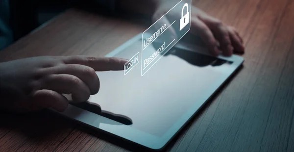 Kadın kişisel kullanıcı olarak giriş yapmak için dijital tablet kullanır. Güvenlik bilgileri ve şifreleme. Siber güvenlik kavramı. Güvenli internet erişimi. Kişisel kullanıcı bilgileri.