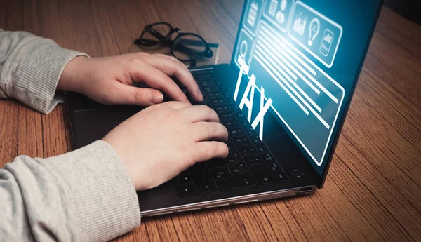 Vrouw Gebruikt Laptop Belastingverlaging Berekenen Planning Van Belastingaftrek Inkomstenbelasting Onroerendgoedbelasting — Stockfoto