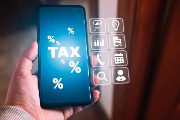 Kvinna Använder Smartphone För Att Beräkna Skattesänkning Begreppet Skatteavdrag Inkomstskatt — Stockfoto
