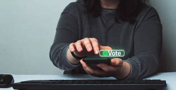 Frauen Wählen Online Smartphone Politisches Konzept Elektronische Internet Abstimmung Kundenfeedback — Stockfoto
