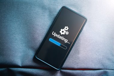 Akıllı telefonun ekranda güncellenen yazılımla en üstteki görüntüsü. Sistem mühendisi ve programlama. Yazılım uygulamaları geliştiricisi.