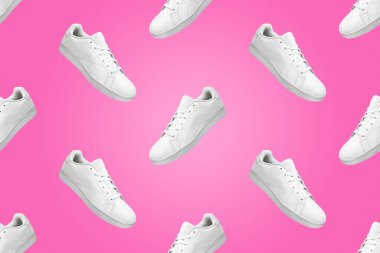 Pembe arka planda izole edilmiş beyaz spor ayakkabı deseni. Model için bir çift spor ayakkabı. Şık, şık spor ayakkabılar. Modern ve minimalist duvar kağıdı.