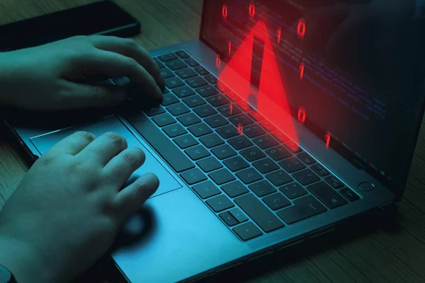 Programcı dizüstü bilgisayarda bir sorun tespit etti. Uzlaşmacı bilgi konsepti. İnternet virüsü siber güvenlik ve siber suç.