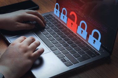Laptop 'ta hacker saldırısını çözen kadın. Gözetleme ve güvenlik konsepti. İnternet ağı güvenliği. Kullanıcı gizliliği güvenliği ve şifreleme. Siber Suçlar.