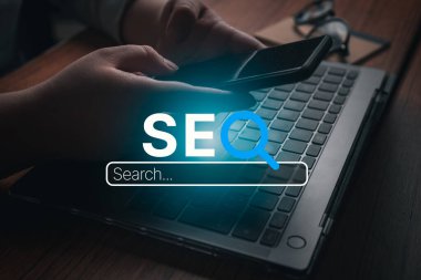 VR SEO metin arayüzü olan akıllı telefon kullanan bir kadın. SEO Arama Motoru İyimserleştirme Konsepti. İnternet sitesinde trafik sıralaması. Dijital pazarlama iş teknolojisi.