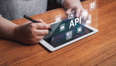 API uygulama programlama arayüzü olan dijital tablet kullanan bir kadın. Fonksiyon ve prosedür geliştirme teknolojisi kavramı.