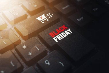 Üzerinde Kara Cuma yazısı olan bilgisayar klavyesini kapat. İnternetten alışveriş. Özel teklifler ve indirimler.