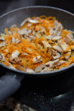 Tavadaki lezzetli sebze ve mantarlar. Sağlıklı yemek pişirmek..