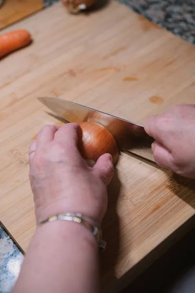 Mutfak Masasında Taze Soğan Doğrayan Ellerin Yakın Çekimi Sağlıklı Yemek — Stok fotoğraf