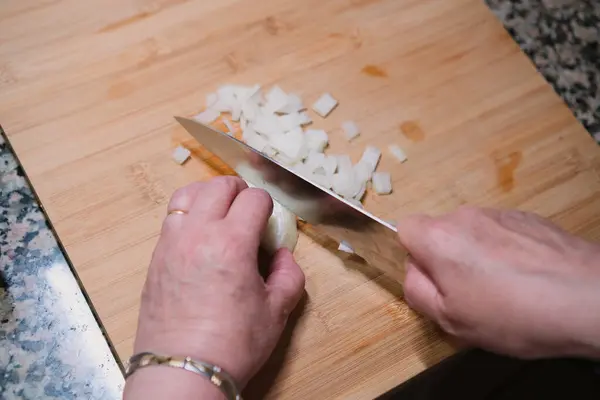 Mutfak Masasında Taze Soğan Doğrayan Ellerin Yakın Çekimi Sağlıklı Yemek — Stok fotoğraf