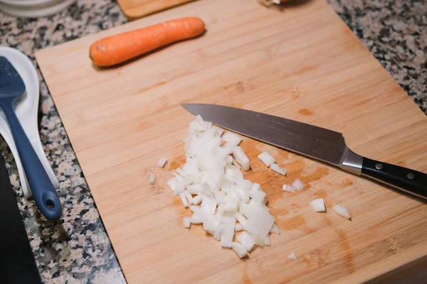 Κλείσιμο Ψιλοκομμένου Κρεμμυδιού Μαχαίρι Στον Πίνακα Της Κουζίνας Μαγειρεύοντας Υγιεινά — Φωτογραφία Αρχείου