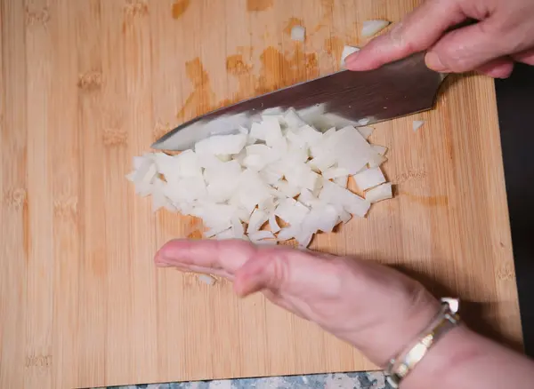 Sluiten Van Handen Snijden Verse Keukenbord Gezond Voedsel Koken — Stockfoto
