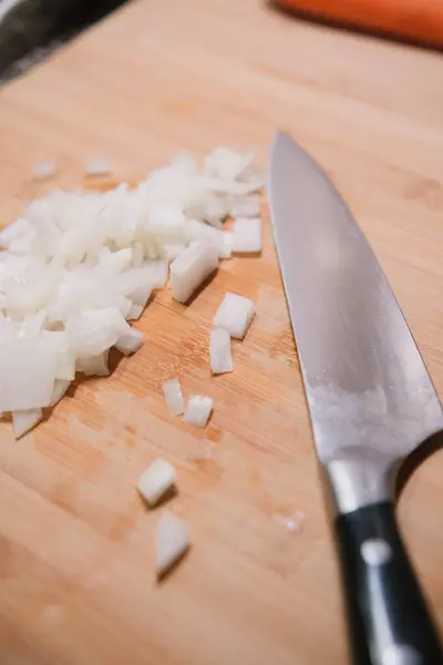 Κλείσιμο Ψιλοκομμένου Κρεμμυδιού Μαχαίρι Στον Πίνακα Της Κουζίνας Μαγειρεύοντας Υγιεινά — Φωτογραφία Αρχείου
