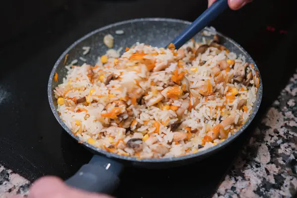 Κοντινό Πλάνο Του Νόστιμου Ρυζιού Λαχανικά Ένα Τηγάνι Μαγειρεύοντας Υγιεινά — Φωτογραφία Αρχείου