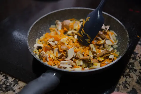 Крупним Планом Смачні Овочі Гриби Сковороді Приготування Здорової Їжі — стокове фото