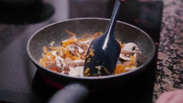 Video Closeup Mengaduk Sayuran Dan Jamur Atas Panci Memasak Makanan — Stok Video