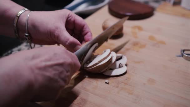 Närbild Video Händer Skära Färska Svampar Köksbordet Matlagning Hälsosam Mat — Stockvideo
