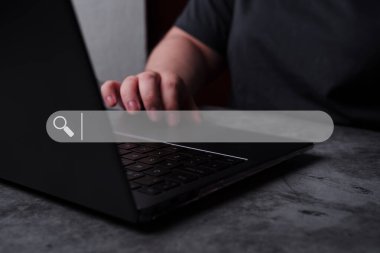 Bilgisayarda VR arama çubuğu arayüzü olan bir kadın. SEO Arama Motoru İyimserleştirme Konsepti. İnternet sitesinde trafik sıralaması. Tarayıcı konsepti. Dijital pazarlama iş teknolojisi.
