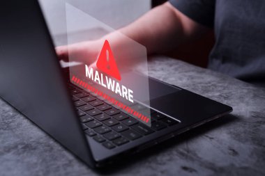 Kadın kötü amaçlı yazılım alarmından korumak için dizüstü bilgisayar kullanıyor. Uzlaşmacı bilgi konsepti. İnternet virüsü siber güvenlik ve siber suç.