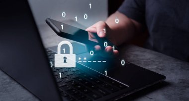 Kadın iki faktör doğrulaması ile korunmak için akıllı telefon ve dizüstü bilgisayar kullanıyor. Siber güvenlik ve gizlilik verileri korur. Kişisel online mahremiyet. Siber hacker tehdidi.