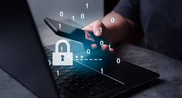 Kadın iki faktör doğrulaması ile korunmak için akıllı telefon ve dizüstü bilgisayar kullanıyor. Siber güvenlik ve gizlilik verileri korur. Kişisel online mahremiyet. Siber hacker tehdidi.
