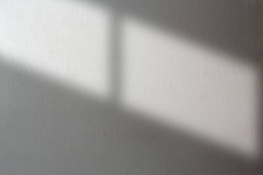Pencerenin gölgesi ve beyaz duvarın üzerindeki ışığın gerçekçi ve doğal bulanıklığı. Kağıt dokusu. Metin için boş alanı olan soyut arkaplan. Şablon biçimini düzenle.