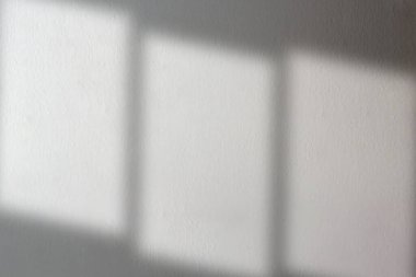 Pencerenin gölgesi ve beyaz duvarın üzerindeki ışığın gerçekçi ve doğal bulanıklığı. Kağıt dokusu. Metin için boş alanı olan soyut arkaplan. Şablon biçimini düzenle.
