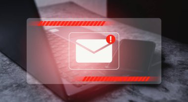 Gelen kutusu elektronik mesaj uyarısı alıyor. Bilgisayarda sanal ekran e-posta ile duran akıllı telefon. internet teknolojisi.