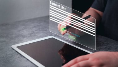 Kadın, kabul etmeden önce internet sitesi ve hizmet koşullarını okumak için dijital tablet kullanır. Sözleşme şartları ve koşulları.