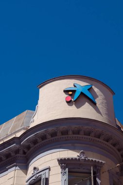 Malaga, İspanya - 08 Mayıs 2024: Caixabank banka logosuna sahip Malaga 'daki tarihi bina cephesi.