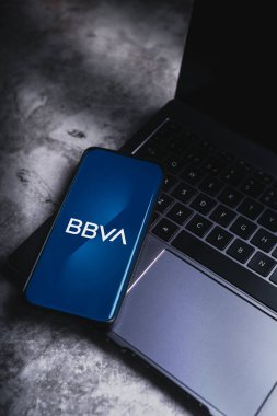 MLAGA - SPAIN - 14 Mayıs 2024: BBVA bankasının logosu ekranda. İspanyol bankacılık grubu.