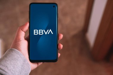 MLAGA - SPAIN - 14 Mayıs 2024: BBVA bankasının logosu ekranda. İspanyol bankacılık grubu.