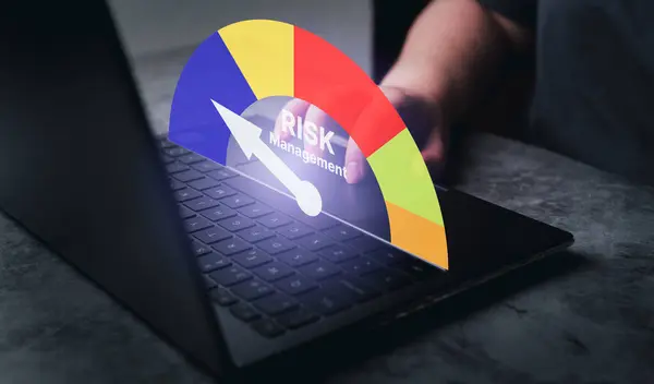 Kadınlar yüksek riskli iş karar verme ve risk analizine sahip dizüstü bilgisayar kullanıyorlar. Seviye çubuk holografik arayüzü ölçülüyor. Risk yönetimi denetimi ve stratejisi.