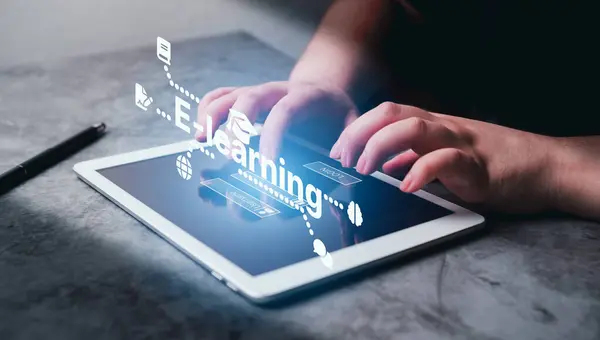Kadınlar çevrimiçi eğitim için dijital tablet kullanıyorlar. Kişisel gelişim için internet üzerinden uzaktan eğitim eğitimi ve e-öğrenim webinarı.