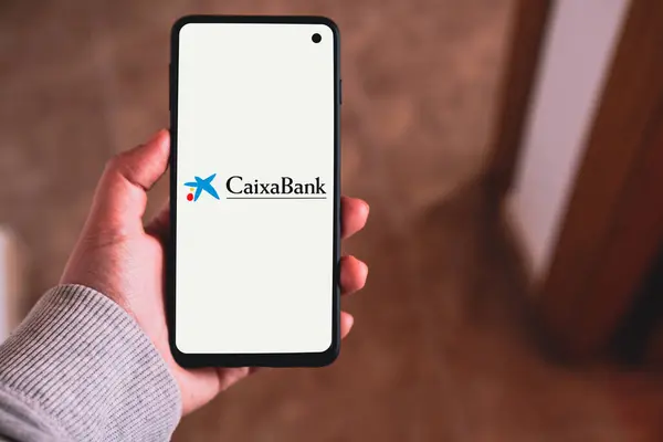 MLAGA - SPAIN - 14 Mayıs 2024: ekranda Caixabank banka logosu olan akıllı telefon. İspanyol bankacılık grubu.