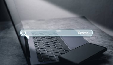 Bilgisayarlı masaüstü fotoğrafı ve holografik arama çubuklu akıllı telefon. İnternet gibi şeyler. İnternet veri bilgilerine göz atma kavramı. İnternette arama işi.