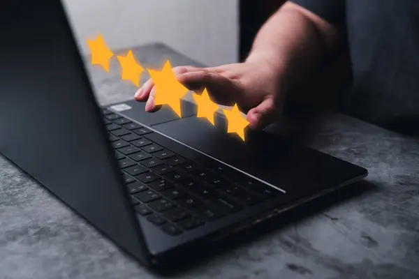 Online başvuruda 5 yıldızlı kadın derecelendirme hizmeti tecrübesi. Müşteri değerlendirmesi memnuniyet anket kavramı.